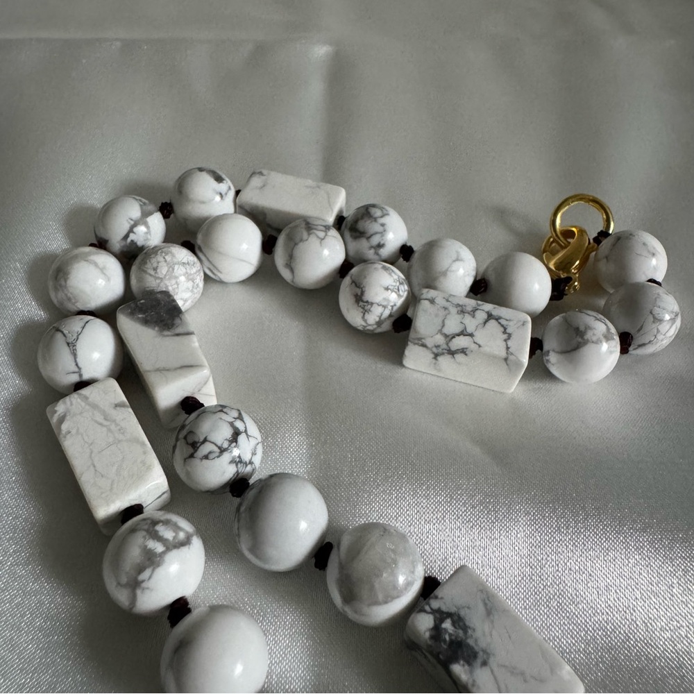 💥SOLD💥Elegant White Howlite Marble Necklace - Picture 7 of 7